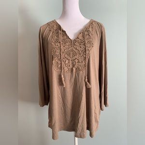 Knit top w/appliqué and tassels